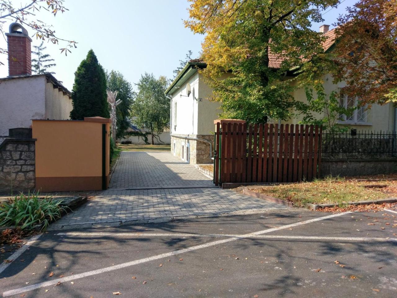 Glazer Szallas Tapolca Buitenkant foto